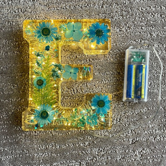 Vintage “E” resin piece, real florals and battery operated lighting! - Picture 3 of 10